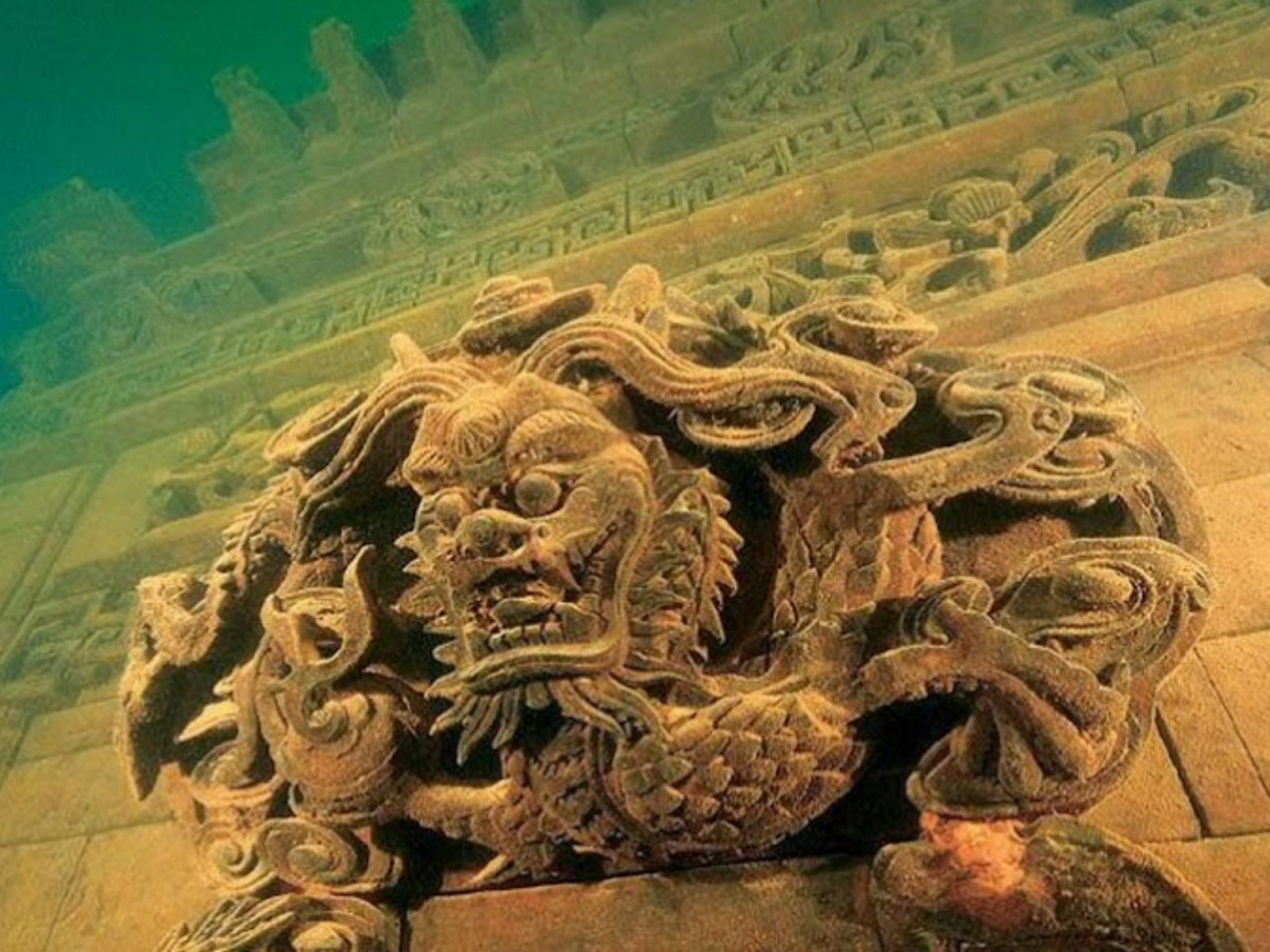 Shi Cheng, conhecida como a “Atlântida Chinesa”, é uma antiga cidade submersa localizada no fundo do Lago Qiandao, na província de Zhejiang, China. Shi Cheng, conhecida como a "Atlântida Chinesa", é uma antiga cidade submersa localizada no fundo do Lago Qiandao, na província de Zhejiang, China.