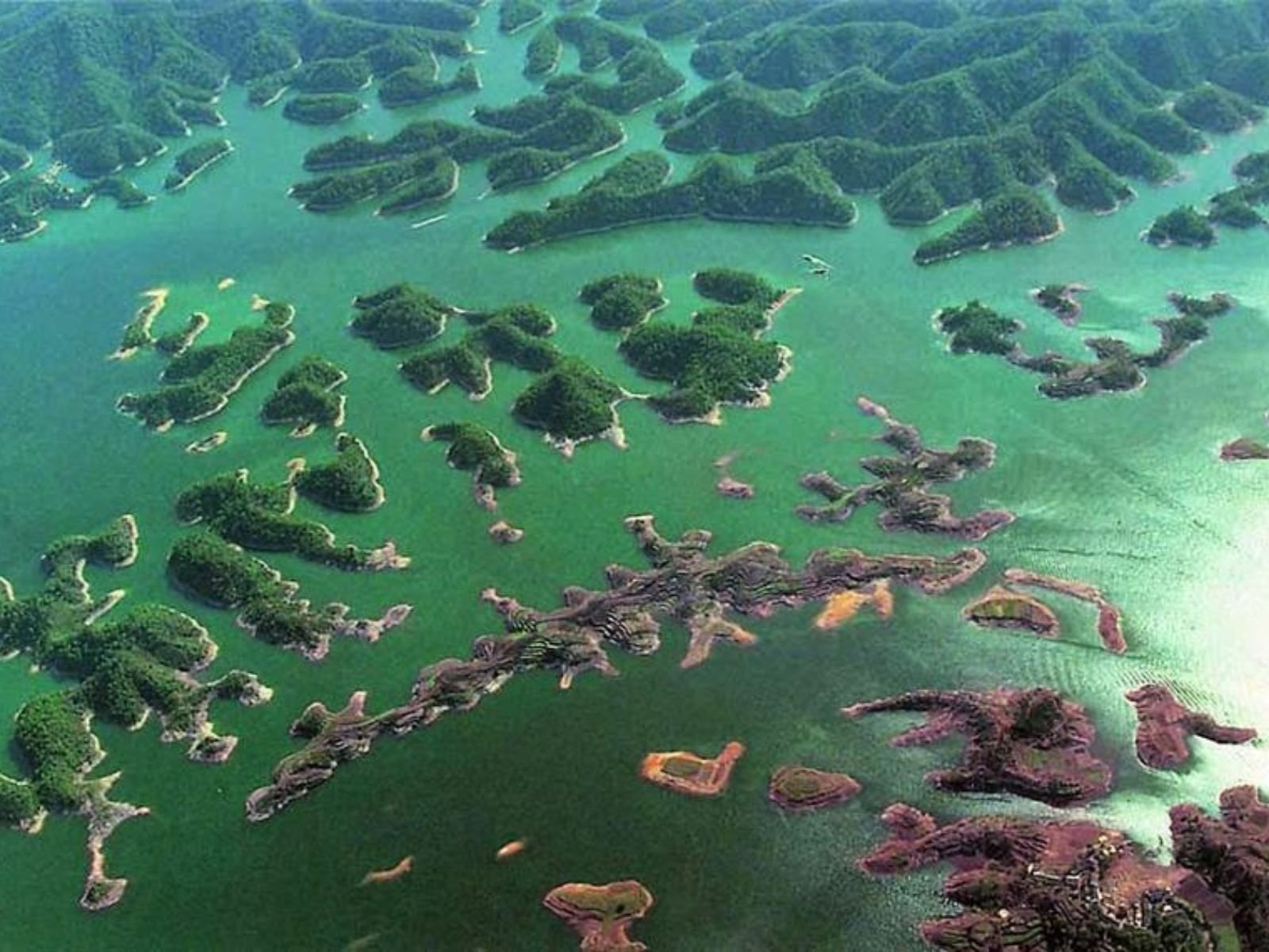 Shi Cheng, conhecida como a "Atlântida Chinesa", é uma antiga cidade submersa localizada no fundo do Lago Qiandao, na província de Zhejiang, China.