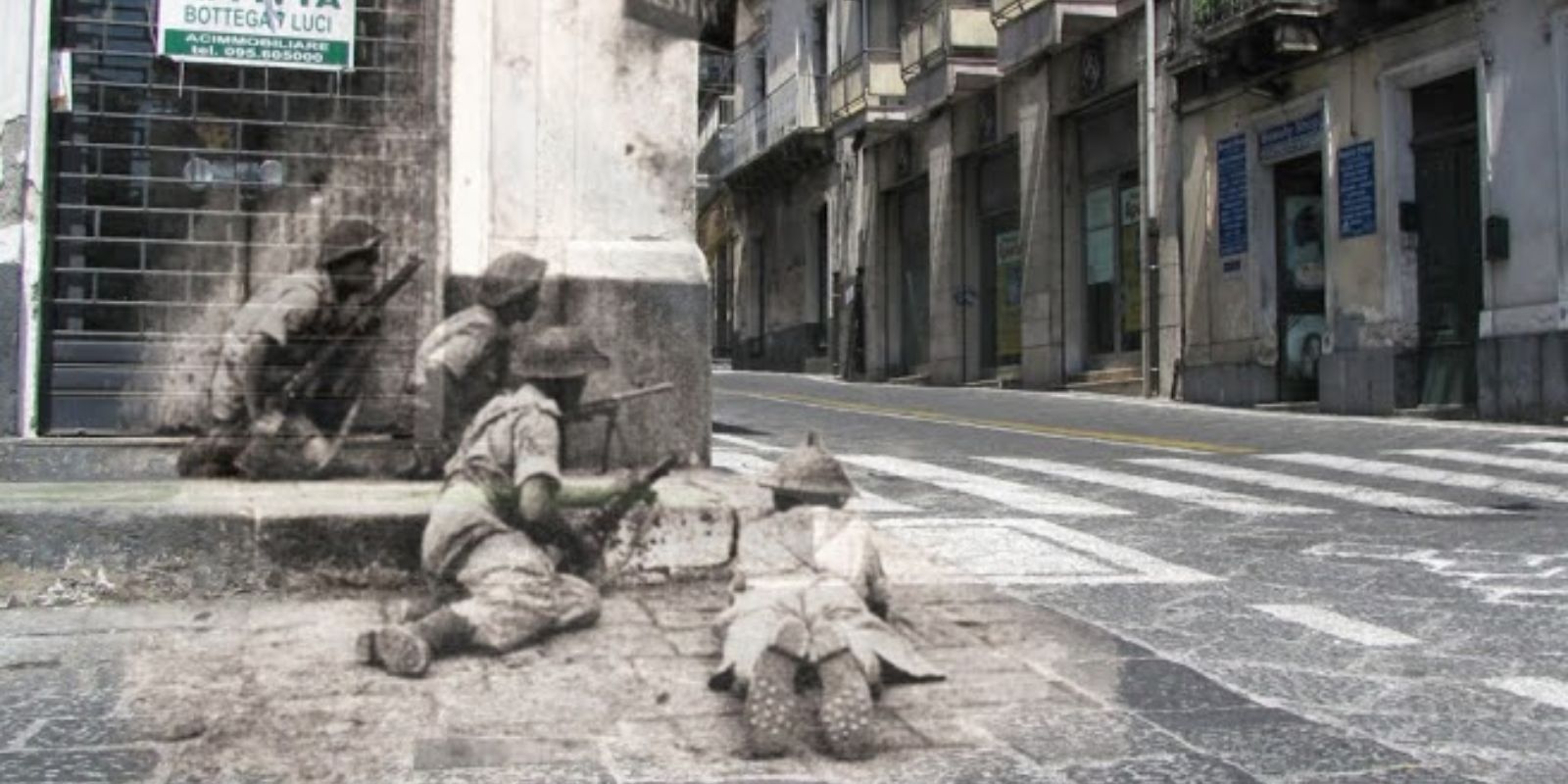 Tropas aliadas marcham por uma rua na Sicília durante a Operação Husky em 1943, sobrepostas a uma imagem atual do mesmo local, agora tranquilo e sem vestígios da guerra.