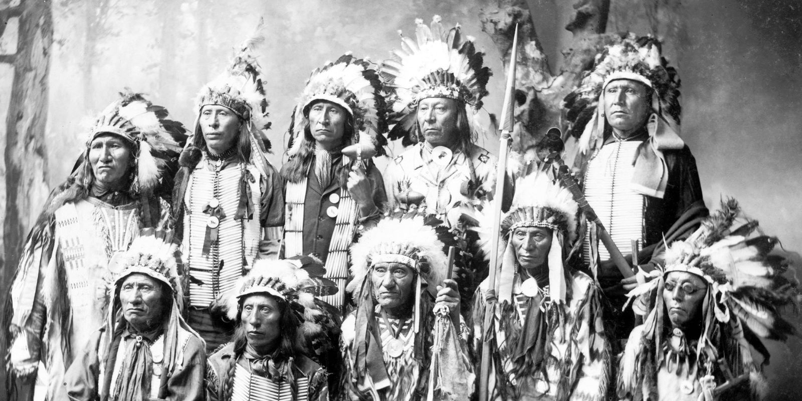 Um grupo de membros da nação Sioux, possivelmente líderes ou famílias, reunidos em um momento histórico. A fotografia captura a essência da comunidade e a importância dos laços sociais e familiares na cultura Sioux, com seus trajes e expressões que contam histórias de um passado rico.