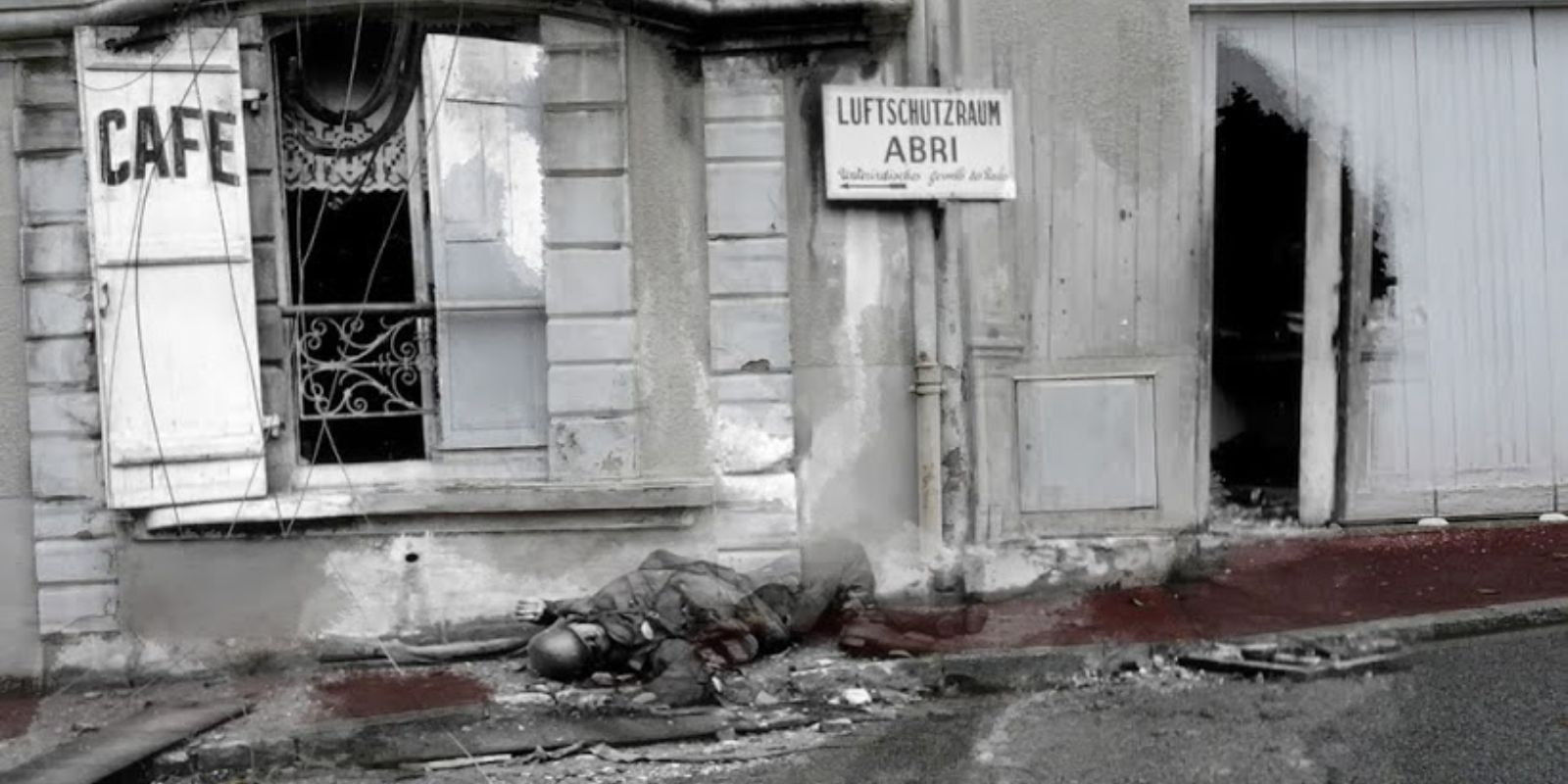 Em 26 de junho de 1944, o corpo de um soldado alemão jaz em frente ao Café Etasse, na Rua Armand Levéel, em Cherbourg, durante a libertação da cidade. A Batalha de Cherbourg foi crucial para garantir um porto para os Aliados. Esta imagem do projeto "Ghosts of History" é um registro cru da brutalidade dos combates urbanos. Autor: Jo Teeuwisse.