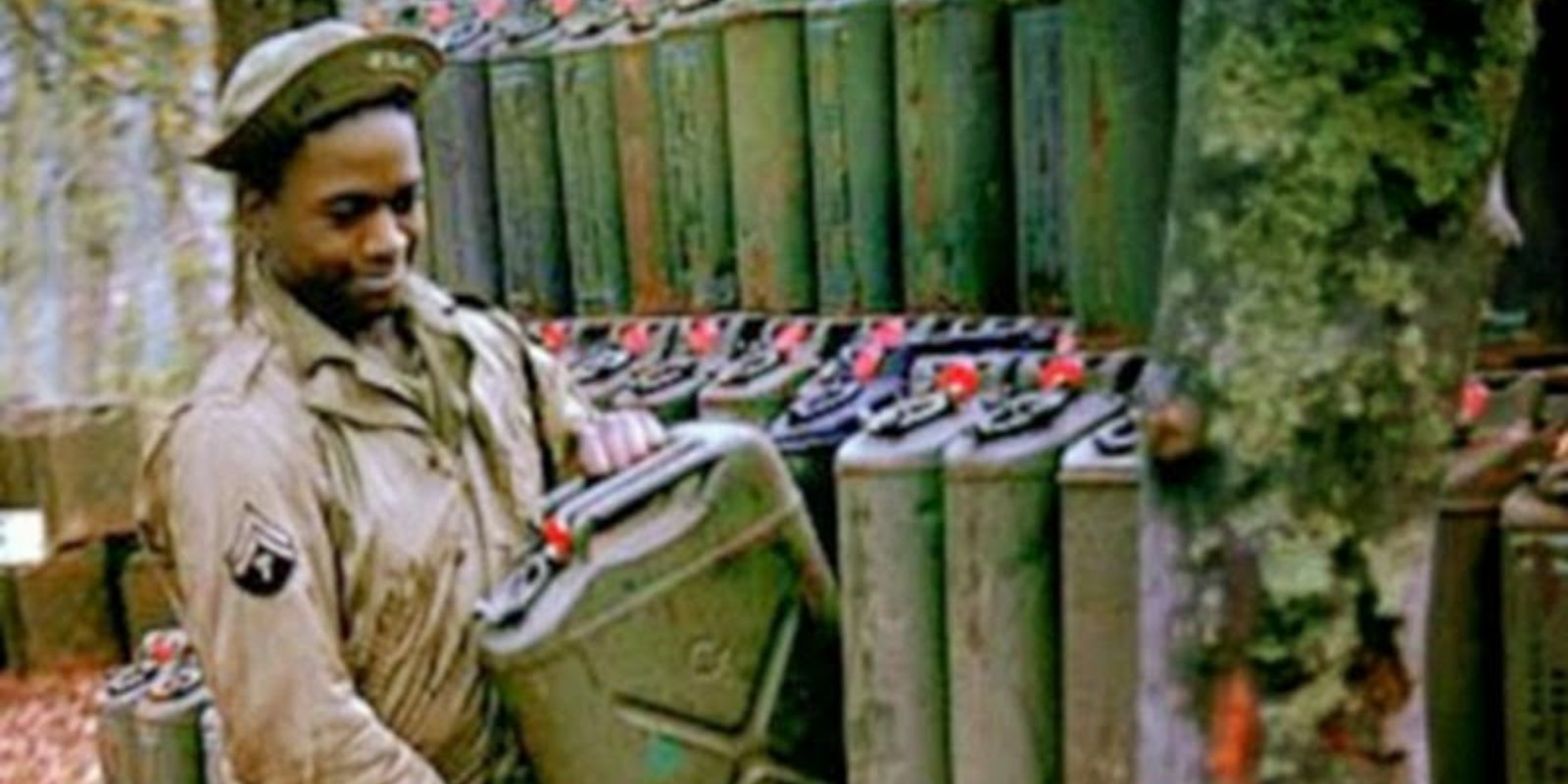 Em Stratford-upon-Avon, Inglaterra, em maio de 1944, um soldado americano organiza galões de combustível. A imagem destaca a escala monumental da logística necessária para a invasão, onde cada galão era vital para a mobilidade das forças aliadas. Autor: Frank Scherschel / LIFE Picture Collection.