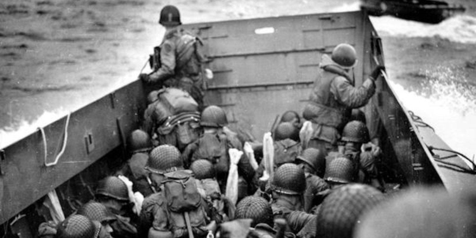 A bordo de uma embarcação de desembarque Higgins (LCVP), soldados da 1ª Divisão de Infantaria dos EUA se aproximam da Praia de Omaha na manhã de 6 de junho de 1944. A foto, tirada por Robert Capa, captura a tensão e a ansiedade dos momentos que antecederam um dos desembarques mais sangrentos da história. Autor: Robert Capa / Magnum Photos. A bordo de uma embarcação de desembarque Higgins (LCVP), soldados da 1ª Divisão de Infantaria dos EUA se aproximam da Praia de Omaha na manhã de 6 de junho de 1944. A foto, tirada por Robert Capa, captura a tensão e a ansiedade dos momentos que antecederam um dos desembarques mais sangrentos da história. Autor: Robert Capa / Magnum Photos.
