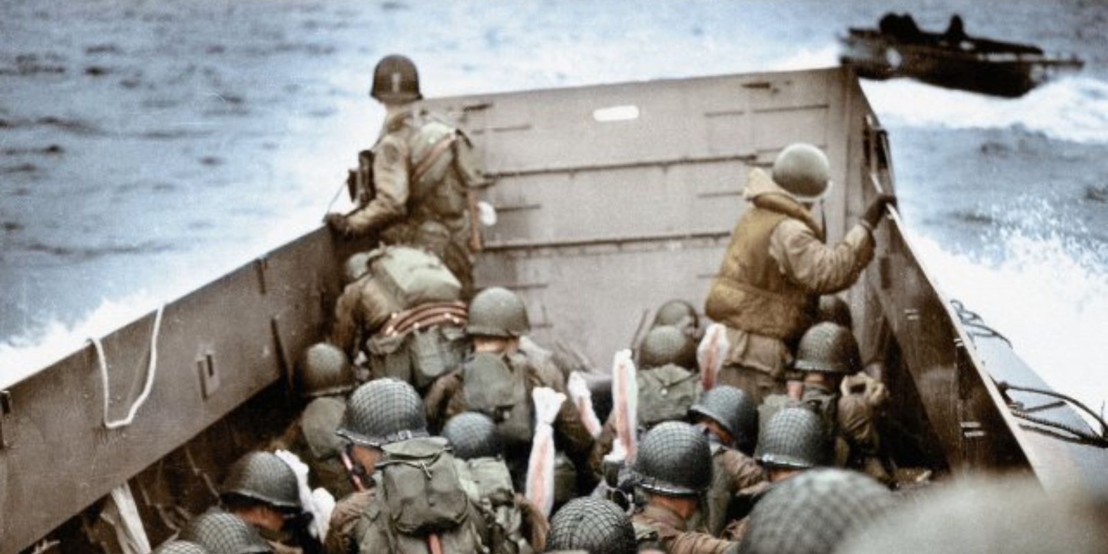 Soldados americanos se preparam para o desembarque em uma das praias da Normandia em 6 de junho de 1944. A fotografia colorida captura a tensão e a escala humana da Operação Overlord, momentos antes do confronto. Fonte: Frank Scherschel / LIFE Picture Collection. Soldados americanos se preparam para o desembarque em uma das praias da Normandia em 6 de junho de 1944. A fotografia colorida captura a tensão e a escala humana da Operação Overlord, momentos antes do confronto. Fonte: Frank Scherschel / LIFE Picture Collection.