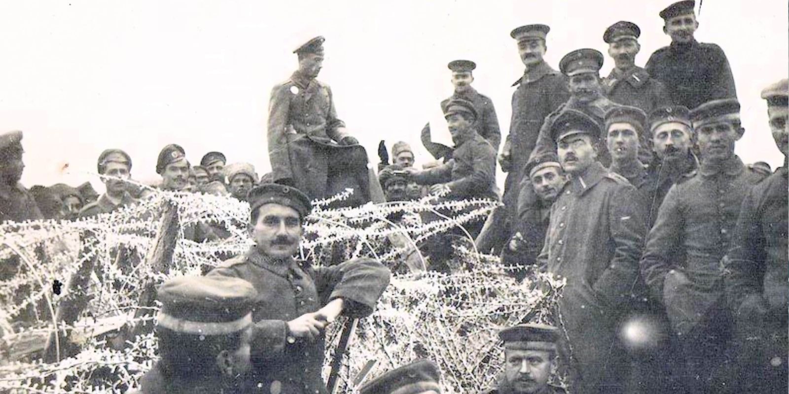 Soldados britânicos em uma trincheira durante um momento de calma, durante o período de Natal de 1914. A trégua proporcionou um raro momento de descanso e reflexão.