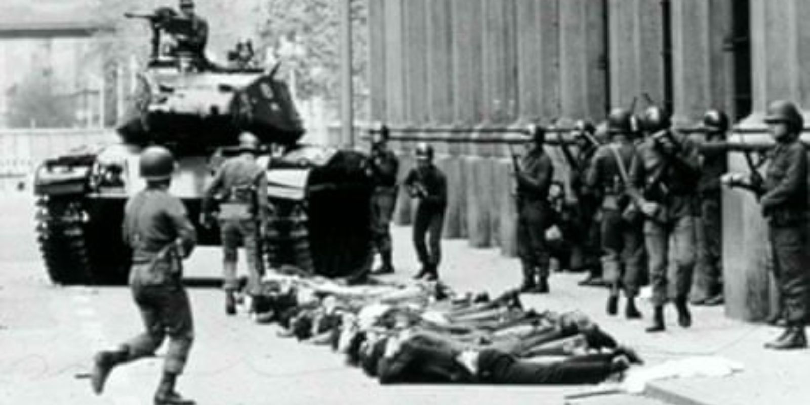 Soldados chilenos posicionados em frente ao Palácio de La Moneda durante o golpe militar de 11 de setembro de 1973.