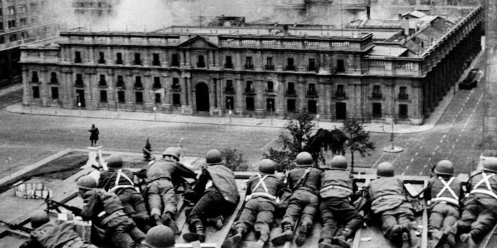 Na manhã de 11 de setembro de 1973, as Forças Armadas chilenas, lideradas por Pinochet, deram início ao golpe de Estado. O Palácio de La Moneda, sede da presidência, foi cercado por tanques, enquanto aviões da Força Aérea sobrevoavam Santiago. Allende foi instado a se render e aceitar uma oferta de exílio, mas recusou veementemente. Na manhã de 11 de setembro de 1973, as Forças Armadas chilenas, lideradas por Pinochet, deram início ao golpe de Estado. O Palácio de La Moneda, sede da presidência, foi cercado por tanques, enquanto aviões da Força Aérea sobrevoavam Santiago. Allende foi instado a se render e aceitar uma oferta de exílio, mas recusou veementemente.
