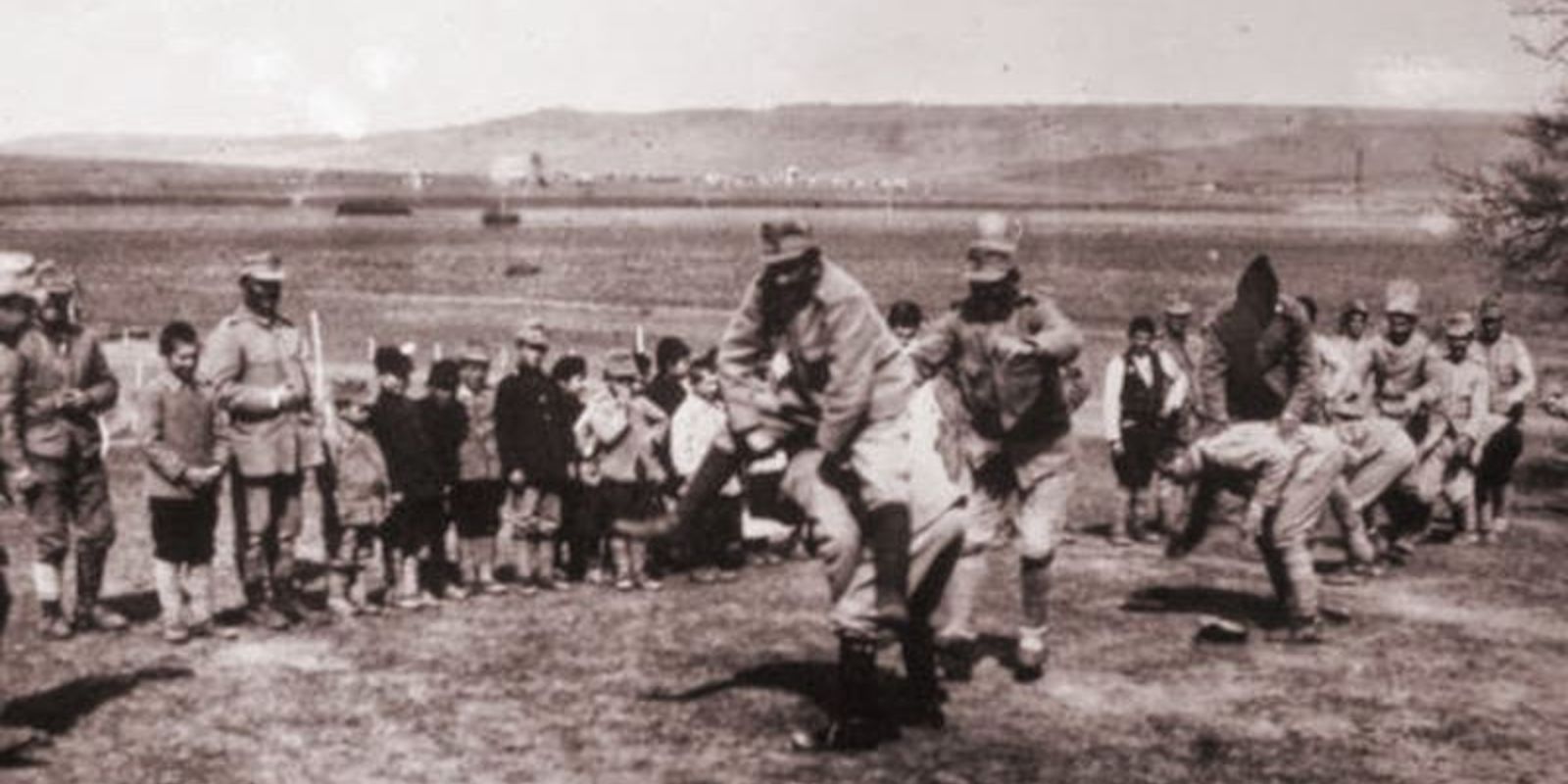 Soldados romenos brincando de “pular-cabra”. 1917.