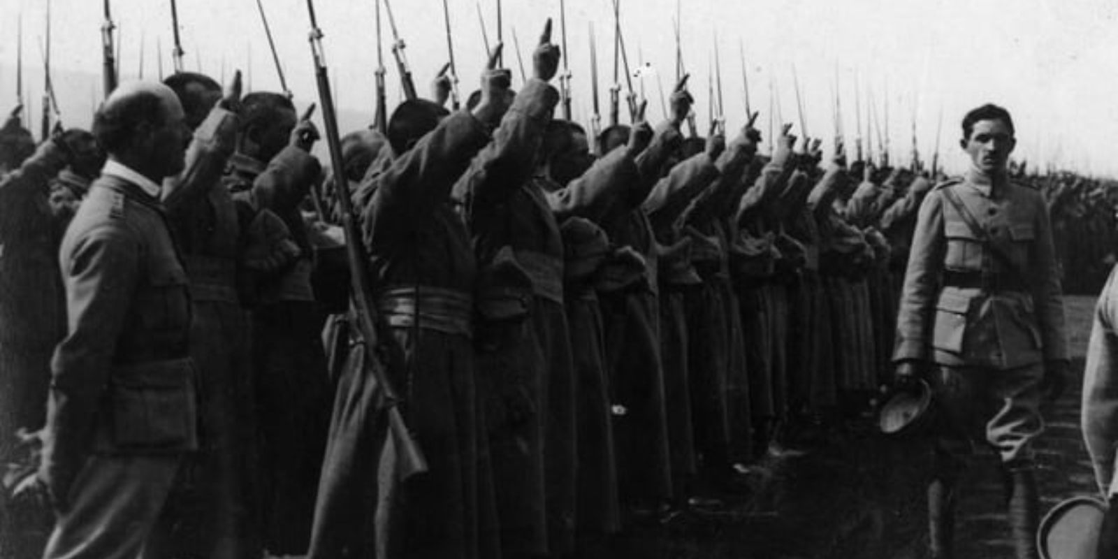 O exército romeno durante a campanha de 1916. Inicialmente, as tropas romenas avançaram pela Transilvânia e foram recebidas como libertadoras pela população romena local. Mas quando a Alemanha enviou reforços sob comando do general Erich von Falkenhayn, a situação mudou drasticamente. O contra-ataque foi devastador. Fonte: Muzeul Militar National