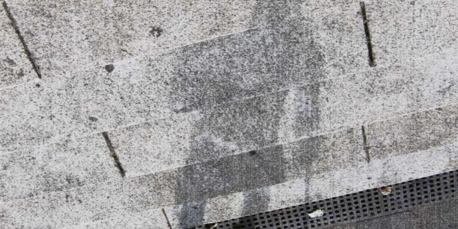 A mais icônica das sombras nucleares, localizada nos degraus da entrada do Banco Sumitomo em Hiroshima. Acredita-se que a silhueta seja de uma pessoa que estava sentada esperando o banco abrir no momento da explosão. A figura humana, permanentemente gravada na pedra, tornou-se um símbolo universal do custo humano da guerra nuclear. Fonte: Hiroshima Peace Memorial Museum.