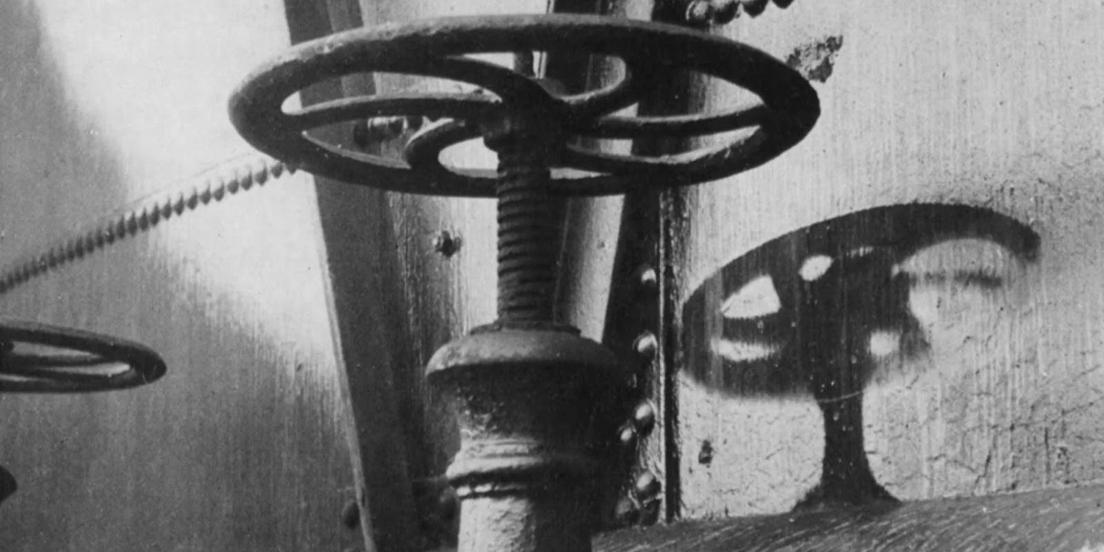 Uma sombra deixada pela válvula de um hidrante em uma rua de Nagasaki. Este exemplo ilustra claramente o fenômeno: a superfície ao redor da válvula foi clareada pela intensa radiação térmica, enquanto a área protegida pela válvula manteve sua cor original, criando um contorno escuro e nítido. É um testemunho silencioso da incrível energia liberada. Fonte: Nagasaki Atomic Bomb Museum.