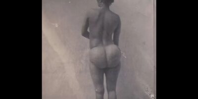 Strinée, uma mulher da tribo Khoisan, foi fotografada pelo fotógrafo francês Louis Rousseau no final do século XIX. Esta imagem não só é significativa como documento histórico, mas também destaca um aspecto particular da cultura Khoisan: as nádegas proeminentes, que foram interpretadas de várias maneiras.