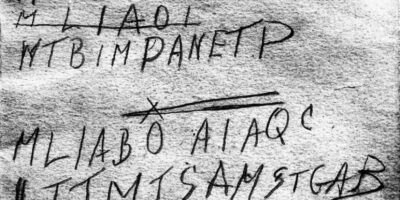 O Caso Taman Shud é um dos mistérios mais intrigantes e sem resolução da história criminal australiana, envolvendo a descoberta de um corpo não identificado em uma praia em Adelaide, na Austrália, em 1948. O caso é famoso não apenas pela identidade desconhecida da vítima, mas também pelos elementos misteriosos associados ao caso, incluindo um pedaço de papel com as palavras "Taman Shud" e um código enigmático. A história do homem de Somerton se tornou uma lenda na Austrália, representando um dos casos mais intrigantes de morte não resolvida da história moderna.