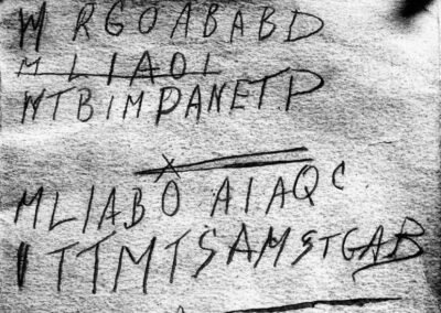 O Caso Taman Shud é um dos mistérios mais intrigantes e sem resolução da história criminal australiana, envolvendo a descoberta de um corpo não identificado em uma praia em Adelaide, na Austrália, em 1948. O caso é famoso não apenas pela identidade desconhecida da vítima, mas também pelos elementos misteriosos associados ao caso, incluindo um pedaço de papel com as palavras "Taman Shud" e um código enigmático. A história do homem de Somerton se tornou uma lenda na Austrália, representando um dos casos mais intrigantes de morte não resolvida da história moderna.