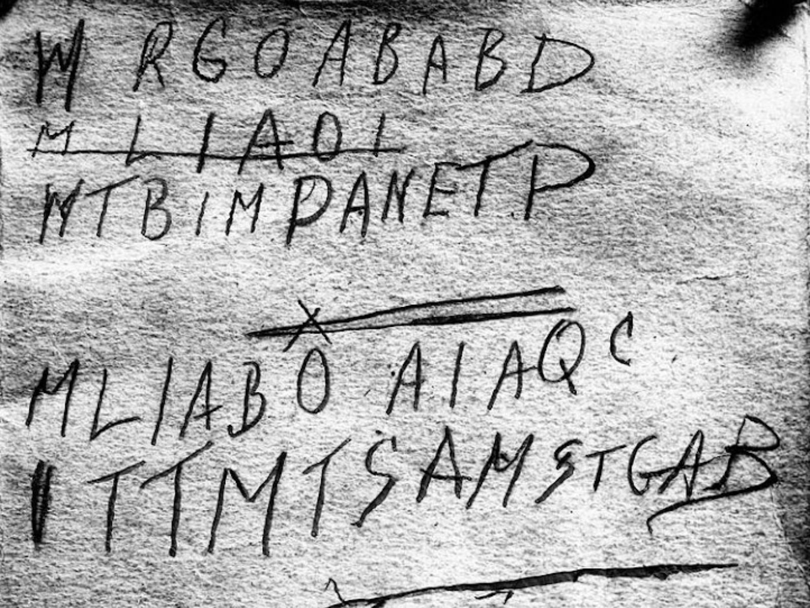 O Caso Taman Shud é um dos mistérios mais intrigantes e sem resolução da história criminal australiana, envolvendo a descoberta de um corpo não identificado em uma praia em Adelaide, na Austrália, em 1948. O caso é famoso não apenas pela identidade desconhecida da vítima, mas também pelos elementos misteriosos associados ao caso, incluindo um pedaço de papel com as palavras "Taman Shud" e um código enigmático. A história do homem de Somerton se tornou uma lenda na Austrália, representando um dos casos mais intrigantes de morte não resolvida da história moderna.