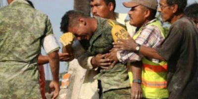 O soldado na imagem tentava resgatar uma jovem mulher e sua filha de apenas de um ano de escombros de um edifício colapsado na região de Morelos, causado pelo terremoto que atingiu o México dia 19 de setembro e atingiu a escala de 7,1 graus na escala Richter.
