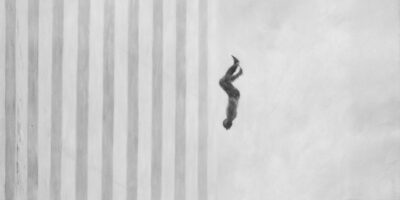 Uma fotografia pode mudar tudo. Em 11 de setembro de 2001, o fotógrafo Richard Drew apontou sua câmera para o céu de Nova York. Ele capturou uma imagem que chocou o mundo: The Falling Man. No dia seguinte, a foto estava em centenas de jornais. Uma semana depois, havia desaparecido. A América decidiu que não queria ver aquela verdade.