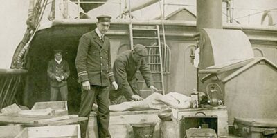 O naufrágio do Titanic em 15 de abril de 1912, marcou um dos desastres marítimos mais trágicos da história. Após o naufrágio, o resgate dos corpos tornou-se uma prioridade para a White Star Line. Um dos navios fretados para essa missão foi o CS Mackay-Bennett, de Halifax, que desempenhou um papel crucial na recuperação das vítimas.