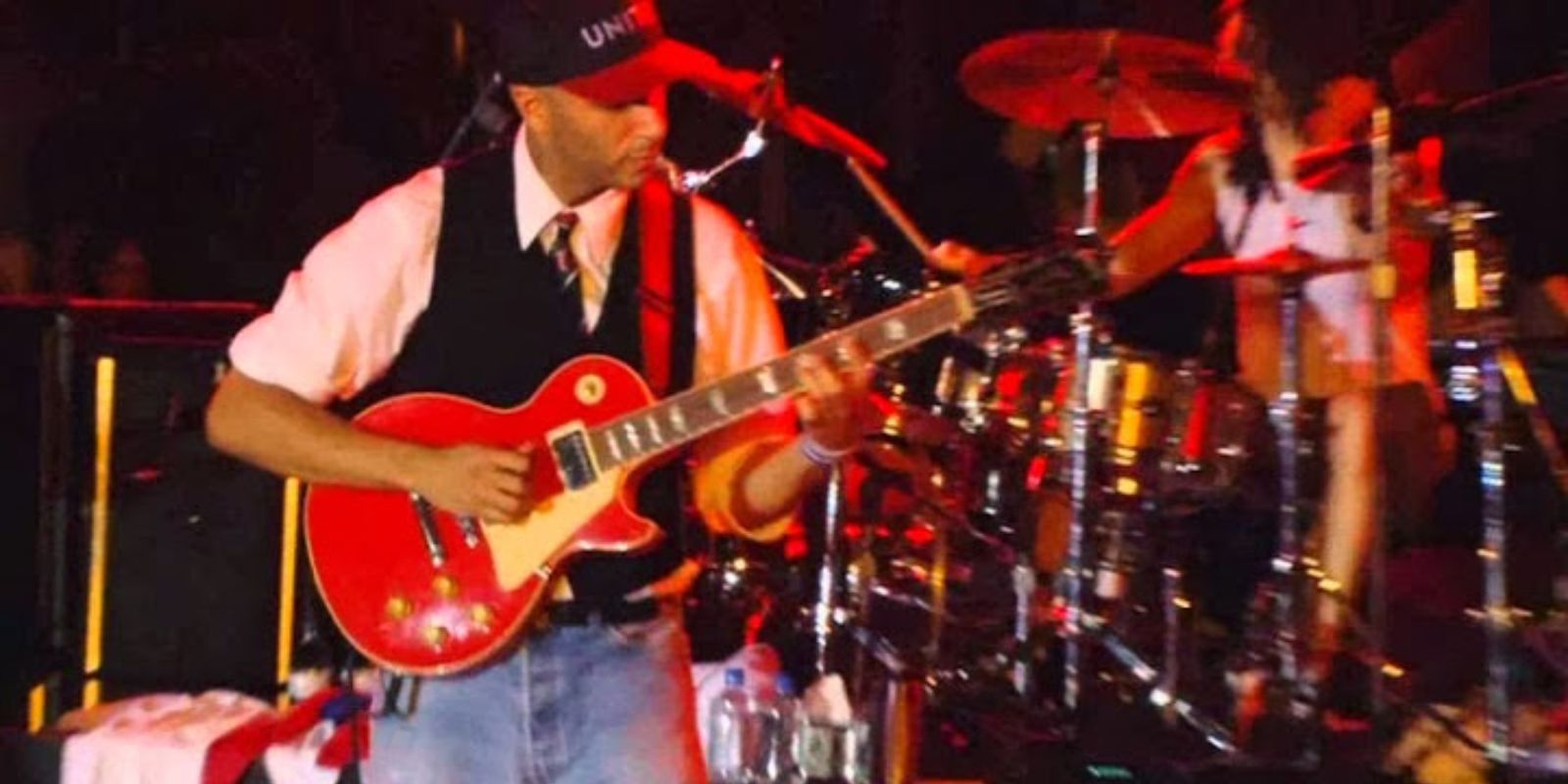 O guitarrista Tom Morello, conhecido por seu ativismo político, foi uma das forças motrizes por trás do show em Cuba. Sua performance energética foi um dos pontos altos da noite histórica em Havana.