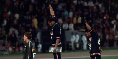 O protesto de Tommie Smith e John Carlos nas Olimpíadas do México em 1968 tornou-se um dos momentos mais icônicos e simbólicos na história do esporte e da luta pelos direitos civis. Durante a cerimônia de entrega das medalhas dos 200 metros rasos, os dois atletas afro-americanos ergueram os punhos com luvas pretas no pódio, em um gesto silencioso de protesto contra a desigualdade racial nos Estados Unidos. Esse gesto, conhecido como a saudação do "Black Power" usada pelos Panteras Negras, reverberou mundialmente, simbolizando a resistência contra a opressão racial e marcando para sempre as Olimpíadas de 1968 como um palco de ativismo político.