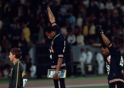 O protesto de Tommie Smith e John Carlos nas Olimpíadas do México em 1968 tornou-se um dos momentos mais icônicos e simbólicos na história do esporte e da luta pelos direitos civis. Durante a cerimônia de entrega das medalhas dos 200 metros rasos, os dois atletas afro-americanos ergueram os punhos com luvas pretas no pódio, em um gesto silencioso de protesto contra a desigualdade racial nos Estados Unidos. Esse gesto, conhecido como a saudação do "Black Power" usada pelos Panteras Negras, reverberou mundialmente, simbolizando a resistência contra a opressão racial e marcando para sempre as Olimpíadas de 1968 como um palco de ativismo político.