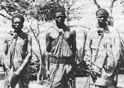 O tráfico e venda de escravos na América é um dos capítulos mais sombrios da história humana. Durante mais de três séculos, milhões de africanos foram capturados, vendidos e forçados a trabalhar em condições desumanas. O tráfico transatlântico de escravos (trafico negreiro), desempenhou um papel crucial no desenvolvimento econômico das colônias europeias na América, ao custo de um sofrimento humano imensurável.