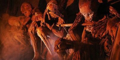 A prática dos corpos defumados pela tribo Kukukuku, também conhecida como Anga, é uma das tradições funerárias mais fascinantes e únicas do mundo. A tribo, localizada na região montanhosa de Menyamya, na província de Morobe, Papua Nova Guiné, preserva os corpos de seus mortos através de um processo de defumação, transformando-os em múmias.