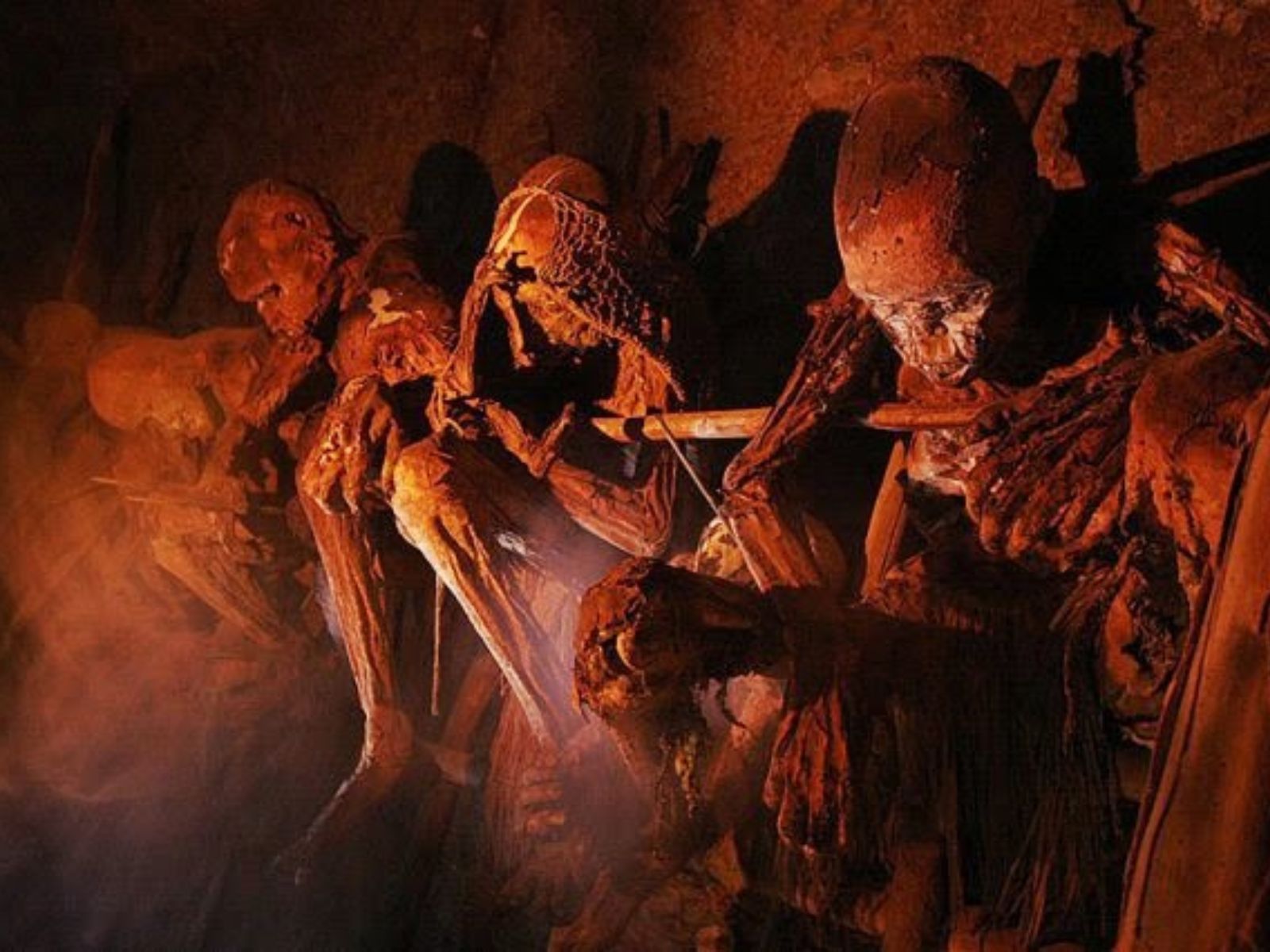 A prática dos corpos defumados pela tribo Kukukuku, também conhecida como Anga, é uma das tradições funerárias mais fascinantes e únicas do mundo. A tribo, localizada na região montanhosa de Menyamya, na província de Morobe, Papua Nova Guiné, preserva os corpos de seus mortos através de um processo de defumação, transformando-os em múmias.