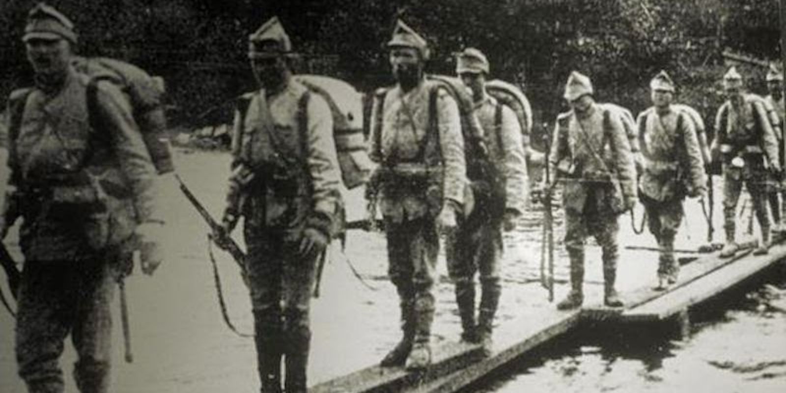 Infantaria romena atravessando o rio Dambovita sob pontes construídas pelo 2° Batalhão Pionieri. Novembro de 1916.