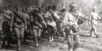 Tropas romenas marchando para o front em 1917. Após o desastre de 1916, quando a Romênia perdeu dois terços de seu território, o exército foi reorganizado com ajuda de oficiais franceses. Novas táticas foram implementadas e o moral melhorou. As vitórias defensivas de Mărăști, Mărășești e Oituz em 1917 mostraram que o país ainda podia lutar. Fonte: Muzeul Militar National Regele Ferdinand I