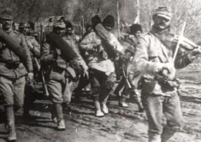 Tropas romenas marchando para o front em 1917. Após o desastre de 1916, quando a Romênia perdeu dois terços de seu território, o exército foi reorganizado com ajuda de oficiais franceses. Novas táticas foram implementadas e o moral melhorou. As vitórias defensivas de Mărăști, Mărășești e Oituz em 1917 mostraram que o país ainda podia lutar. Fonte: Muzeul Militar National Regele Ferdinand I