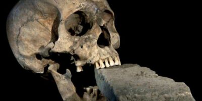 Em 2009, arqueólogos italianos fizeram uma descoberta fascinante durante uma escavação em Lazzaretto Nuovo, uma ilha na lagoa de Veneza. Um crânio com um tijolo enfiado na boca foi revelado, um achado que rapidamente ganhou a alcunha de "Vampiro de Veneza".