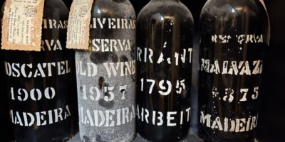 O Madeira 1795 é um dos vinhos mais antigos e respeitados do mundo, proveniente da ilha da Madeira, em Portugal. Este vinho fortificado é conhecido por sua incrível capacidade de envelhecimento e por sua complexidade de sabores, que se desenvolvem ao longo de séculos. Ao longo dos séculos, o vinho Madeira foi apreciado por muitas figuras históricas importantes. Foi um dos vinhos preferidos dos Pais Fundadores dos Estados Unidos, incluindo George Washington e Thomas Jefferson.