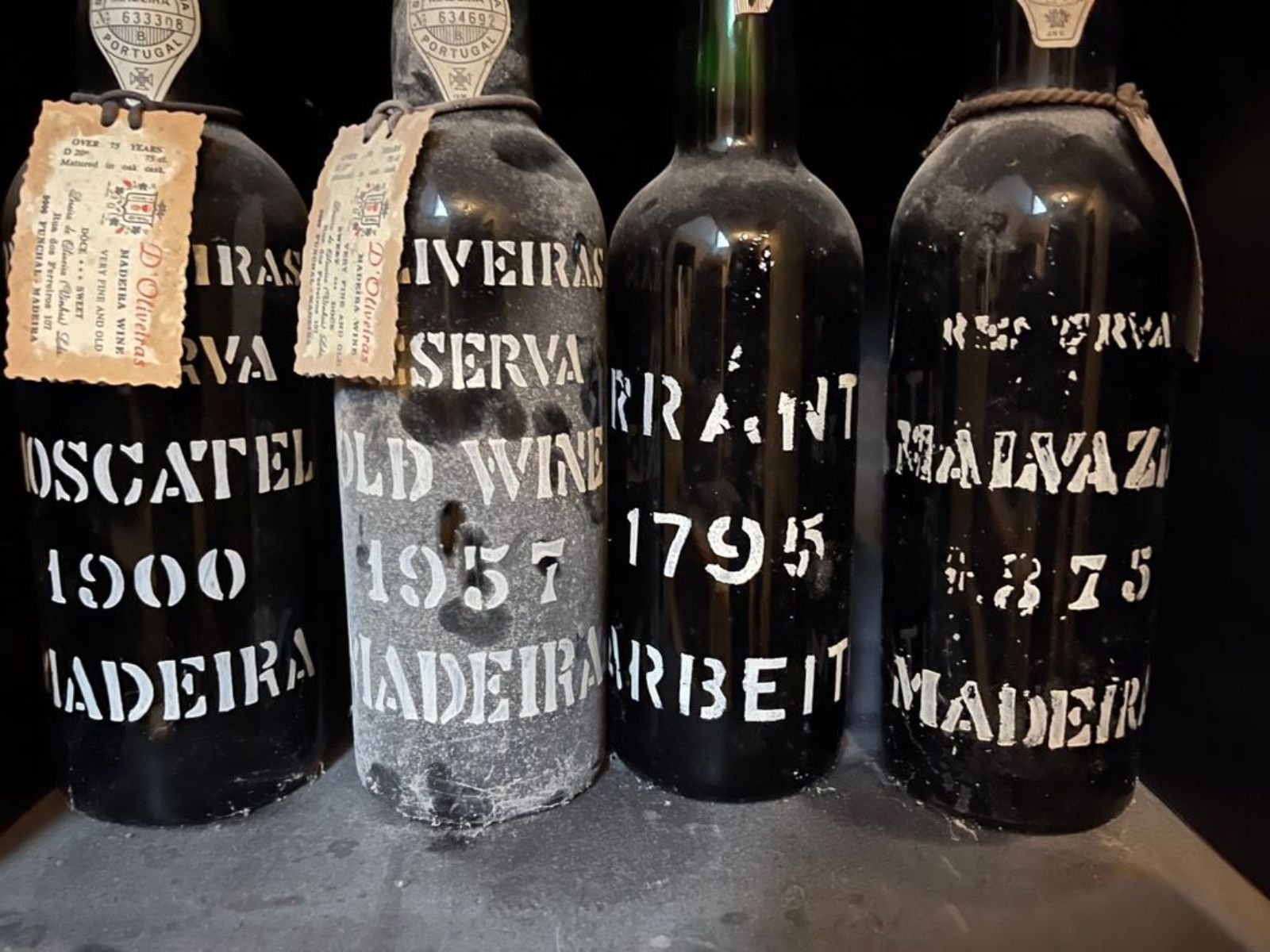 O Madeira 1795 é um dos vinhos mais antigos e respeitados do mundo, proveniente da ilha da Madeira, em Portugal. Este vinho fortificado é conhecido por sua incrível capacidade de envelhecimento e por sua complexidade de sabores, que se desenvolvem ao longo de séculos. Ao longo dos séculos, o vinho Madeira foi apreciado por muitas figuras históricas importantes. Foi um dos vinhos preferidos dos Pais Fundadores dos Estados Unidos, incluindo George Washington e Thomas Jefferson.