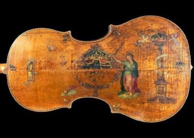 O violino conhecido como "King" é uma das mais notáveis criações de Andrea Amati, o lendário luthier de Cremona, Itália. Andrea Amati (c. 1505-1577) é frequentemente creditado como o fundador da escola de luteria de Cremona, que deu origem a alguns dos instrumentos de cordas mais reverenciados da história da música.