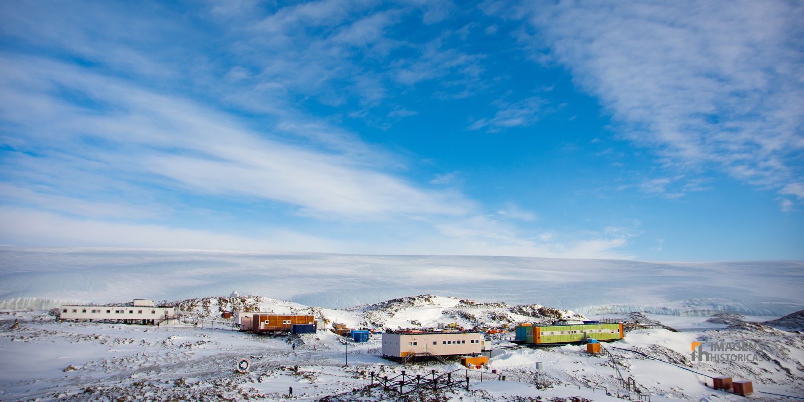 Uma vista panorâmica da Estação Novolazarevskaya, mostrando o isolamento e as condições extremas enfrentadas pela 6ª Expedição Antártica Soviética. Fonte: AARI (Arctic and Antarctic Research Institute).