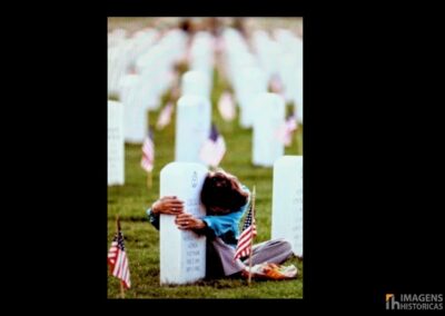 A fotografia da viúva do Memorial Day mostra Dorris Fielder no Cemitério Fort Logan. Anthony Suau ganhou o Pulitzer 1984 por esta imagem emocionante.