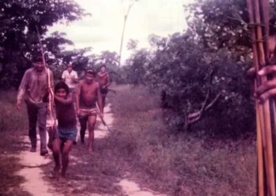 Os Waimiri-Atroari são um grupo indígena que habita as regiões do norte do Brasil, principalmente nos estados do Amazonas e Roraima. Eles falam uma língua da família Karib e possuem uma rica cultura e tradição que resistiram a várias tentativas de colonização ao longo do século XX