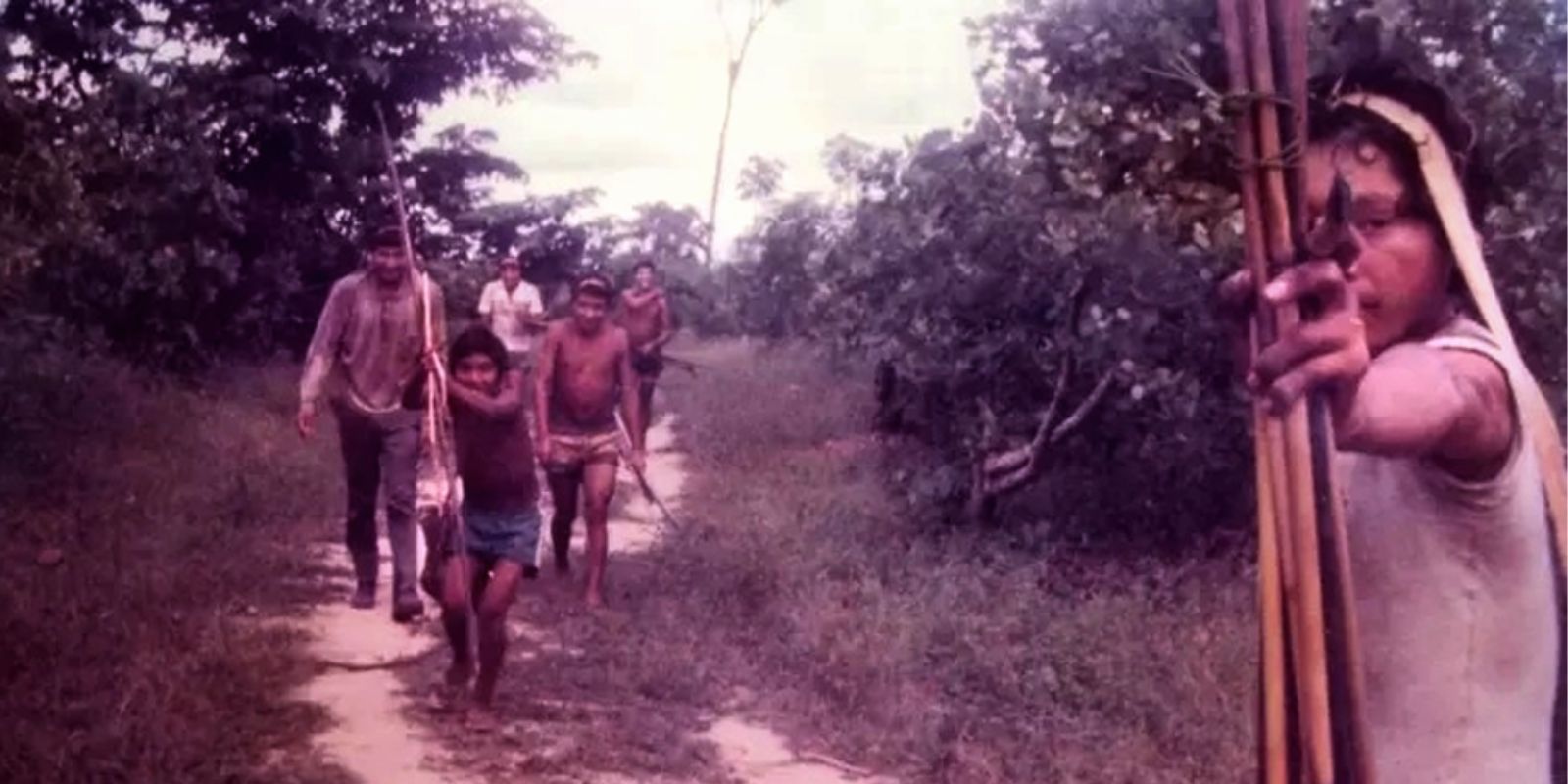 Os Waimiri-Atroari são um grupo indígena que habita as regiões do norte do Brasil, principalmente nos estados do Amazonas e Roraima. Eles falam uma língua da família Karib e possuem uma rica cultura e tradição que resistiram a várias tentativas de colonização ao longo do século XX Os Waimiri-Atroari são um grupo indígena que habita as regiões do norte do Brasil, principalmente nos estados do Amazonas e Roraima. Eles falam uma língua da família Karib e possuem uma rica cultura e tradição que resistiram a várias tentativas de colonização ao longo do século XX