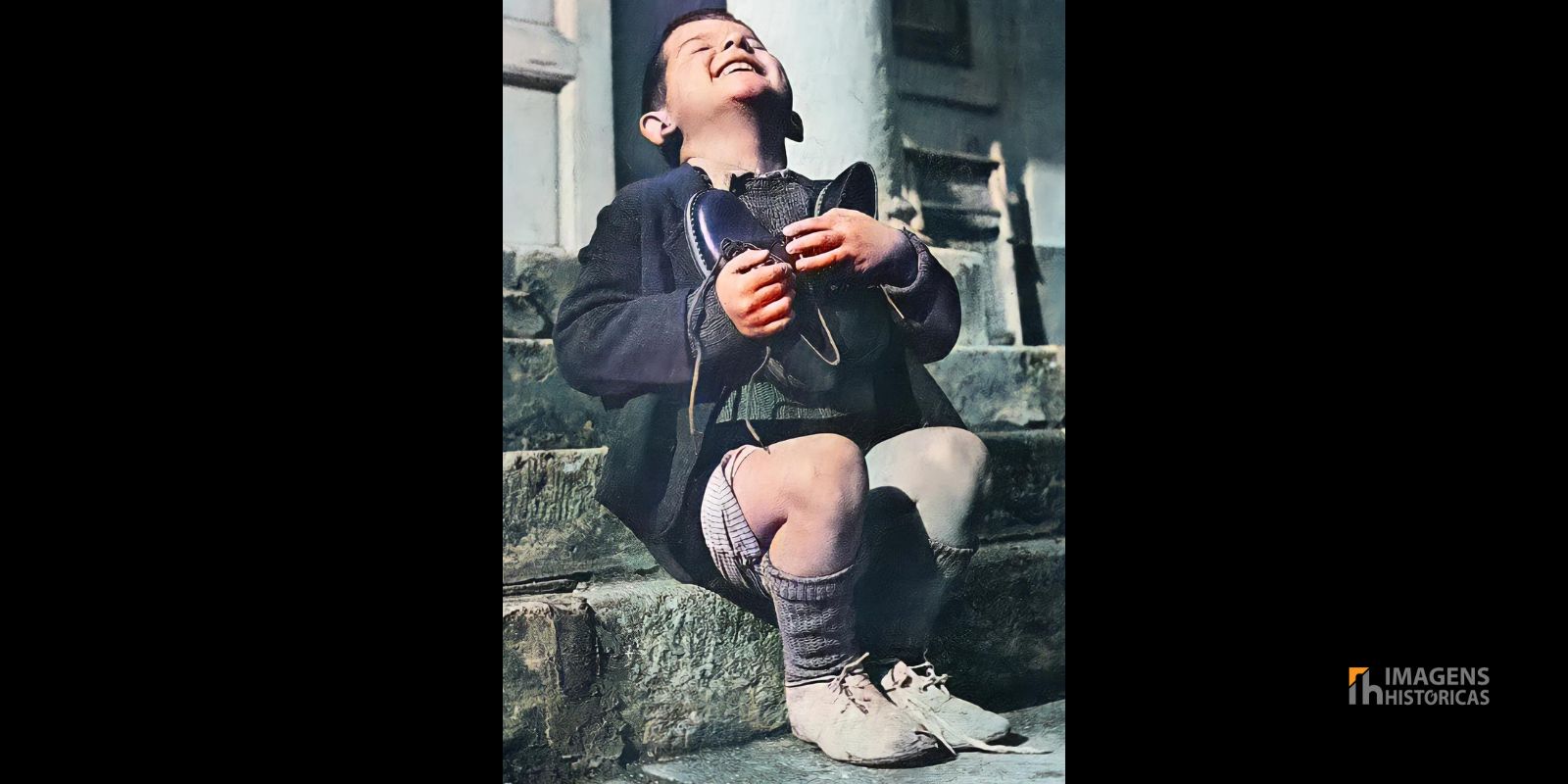 Sentado em degraus de pedra em um orfanato em Viena, Werfel abraça seus sapatos novos como um tesouro. A fotografia de Gerald Waller captura a profundidade da gratidão e o valor de um simples ato de bondade em um mundo devastado pela guerra. Autor: Gerald Waller / LIFE Magazine.