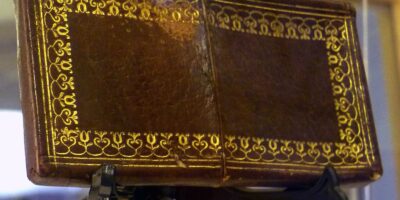 O Burke’s Skin Pocket Book (Livro de Bolso de William Burke) é um livro macabro, feito a partir da pele de William Burke, um notório criminoso escocês. A obra ilustra a interseção entre a medicina e a justiça do século XIX de uma forma perturbadora. “Executed 28 jan. 1829” — “Burke’s Skin Pocket Book”. Essas são as palavras que estão gravadas em ouro em um livro desbotado pelo tempo no “Surgeons’ Hall Museum”, Edimburgo. 