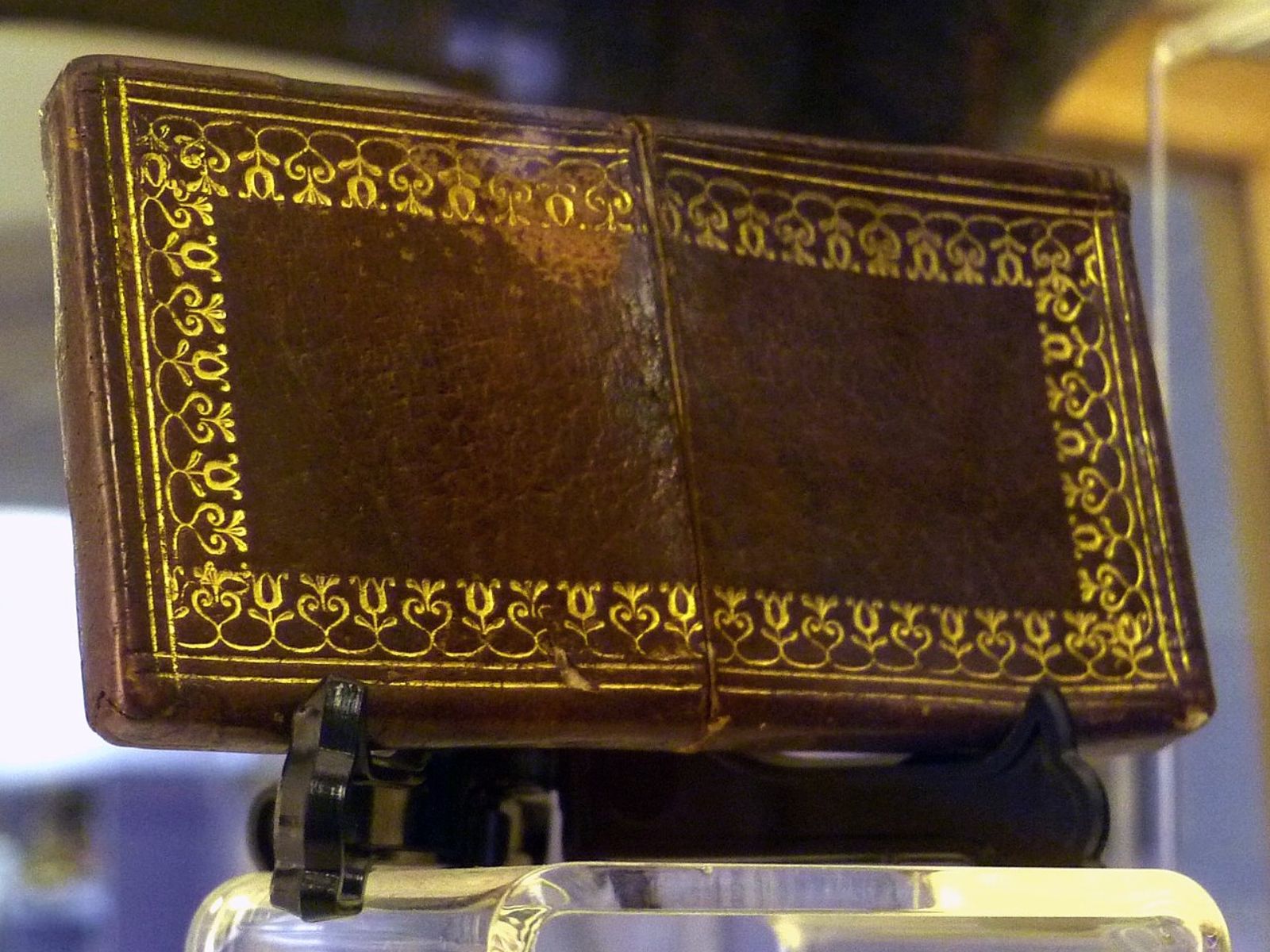 O Burke’s Skin Pocket Book (Livro de Bolso de William Burke) é um livro macabro, feito a partir da pele de William Burke, um notório criminoso escocês. A obra ilustra a interseção entre a medicina e a justiça do século XIX de uma forma perturbadora. “Executed 28 jan. 1829” — “Burke’s Skin Pocket Book”. Essas são as palavras que estão gravadas em ouro em um livro desbotado pelo tempo no “Surgeons’ Hall Museum”, Edimburgo. O Burke’s Skin Pocket Book (Livro de Bolso de William Burke) é um livro macabro, feito a partir da pele de William Burke, um notório criminoso escocês. A obra ilustra a interseção entre a medicina e a justiça do século XIX de uma forma perturbadora. “Executed 28 jan. 1829” — “Burke’s Skin Pocket Book”. Essas são as palavras que estão gravadas em ouro em um livro desbotado pelo tempo no “Surgeons’ Hall Museum”, Edimburgo.