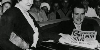 O sobrinho de Adolf Hitler, William Patrick Hitler, segura um jornal com o título “To Hell With Hitler” (Para o inferno com Hitler). Foto: “Bridget and William Patrick Hitler”. © Hulton-Deutsch Collection/CORBIS. ID:HU002631. 1941