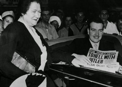 O sobrinho de Adolf Hitler, William Patrick Hitler, segura um jornal com o título “To Hell With Hitler” (Para o inferno com Hitler). Foto: “Bridget and William Patrick Hitler”. © Hulton-Deutsch Collection/CORBIS. ID:HU002631. 1941