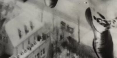 Willi Ruge, um fotógrafo e paraquedista alemão, realizou um dos saltos de paraquedas mais notáveis de sua época em 1931, em Berlim. O que diferenciou esse salto dos outros foi a inovadora decisão de Ruge de documentar sua experiência em tempo real, capturando fotografias enquanto despencava dos céus. Esse feito, além de ser um marco na história da fotografia aérea, destacou a coragem e a habilidade de Ruge como paraquedista e fotógrafo, tornando-o uma figura célebre na Alemanha.