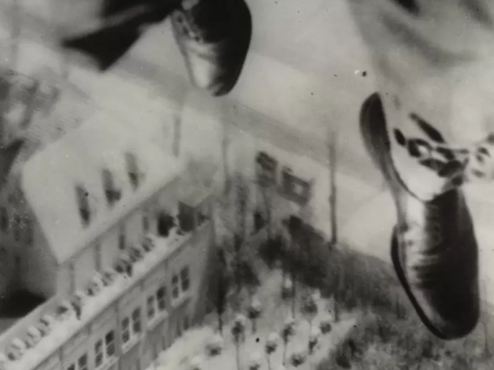 Willi Ruge, um fotógrafo e paraquedista alemão, realizou um dos saltos de paraquedas mais notáveis de sua época em 1931, em Berlim. O que diferenciou esse salto dos outros foi a inovadora decisão de Ruge de documentar sua experiência em tempo real, capturando fotografias enquanto despencava dos céus. Esse feito, além de ser um marco na história da fotografia aérea, destacou a coragem e a habilidade de Ruge como paraquedista e fotógrafo, tornando-o uma figura célebre na Alemanha. Willi Ruge, um fotógrafo e paraquedista alemão, realizou um dos saltos de paraquedas mais notáveis de sua época em 1931, em Berlim. O que diferenciou esse salto dos outros foi a inovadora decisão de Ruge de documentar sua experiência em tempo real, capturando fotografias enquanto despencava dos céus. Esse feito, além de ser um marco na história da fotografia aérea, destacou a coragem e a habilidade de Ruge como paraquedista e fotógrafo, tornando-o uma figura célebre na Alemanha.