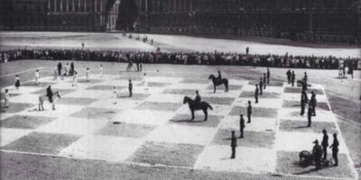 Partida de xadrez humano sendo disputada na Praça do Palácio, antiga Leningrado (atual São Petersburgo), em 1924.