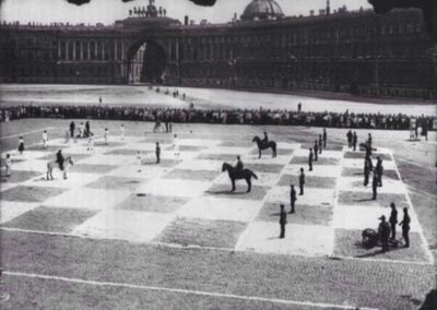 Partida de xadrez humano sendo disputada na Praça do Palácio, antiga Leningrado (atual São Petersburgo), em 1924.