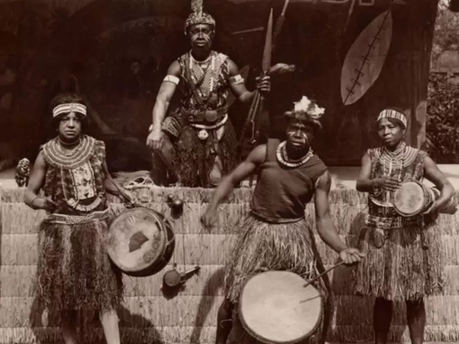 Guerreiros da tribo Nyambi (África) são exibidos no jardim zoológico da Acclimation de Paris, em 1937.