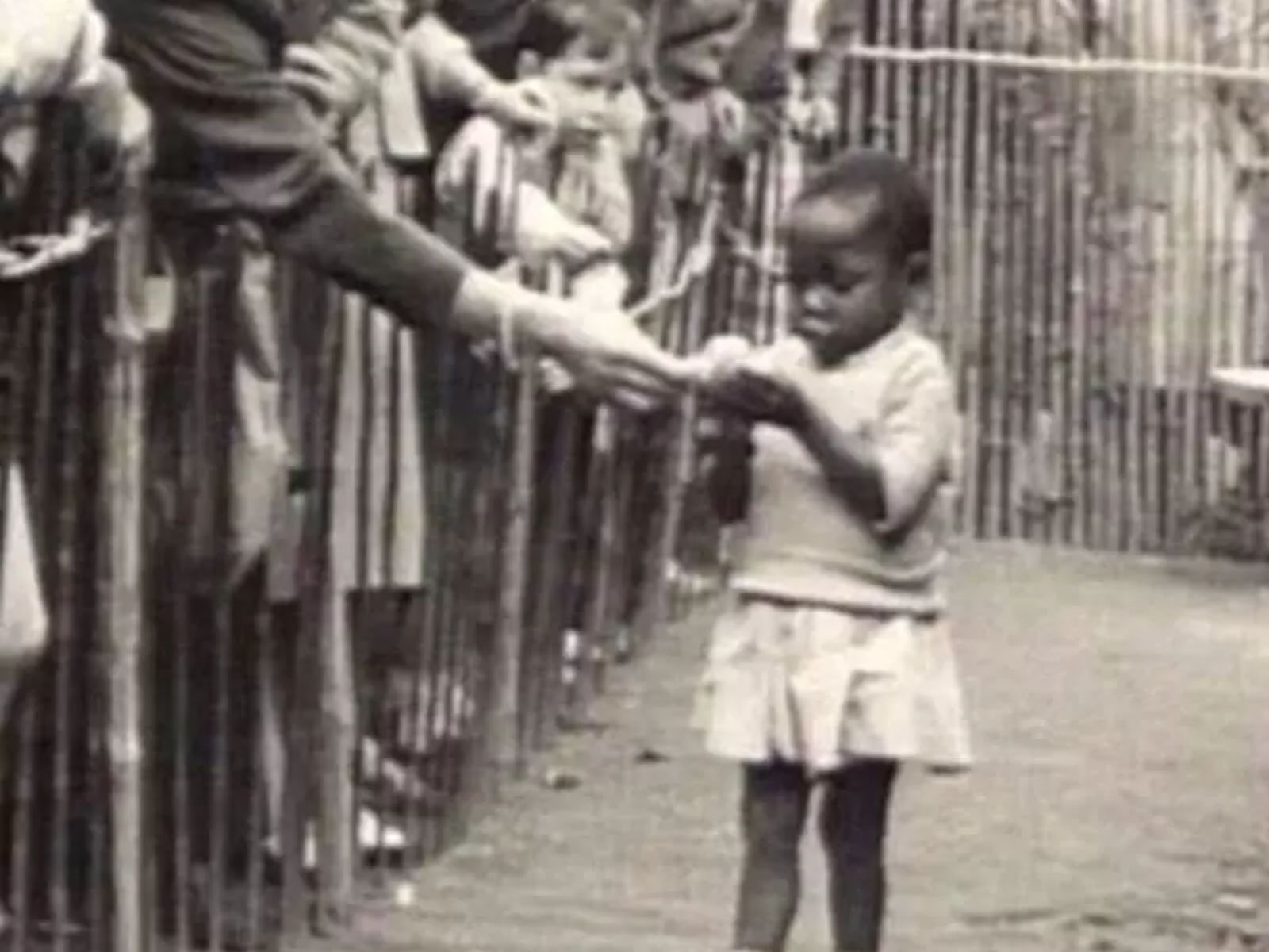 Garota africana é exibida em Bruxelas, Bélgica, em 1958. A última dessas exposições ocorreu em 1958, em Bruxelas, na Bélgica, onde o que era considerada pelos expositores como uma “autêntica família de um vilarejo do Congo” foi exposta em uma jaula.